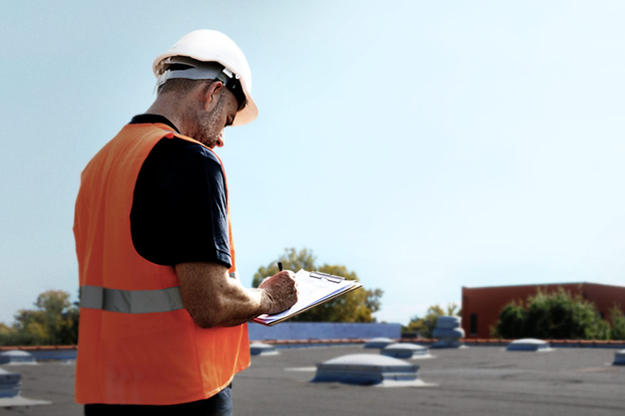 Inspection de la toiture d'un bâtiment commercial par cool roofing france